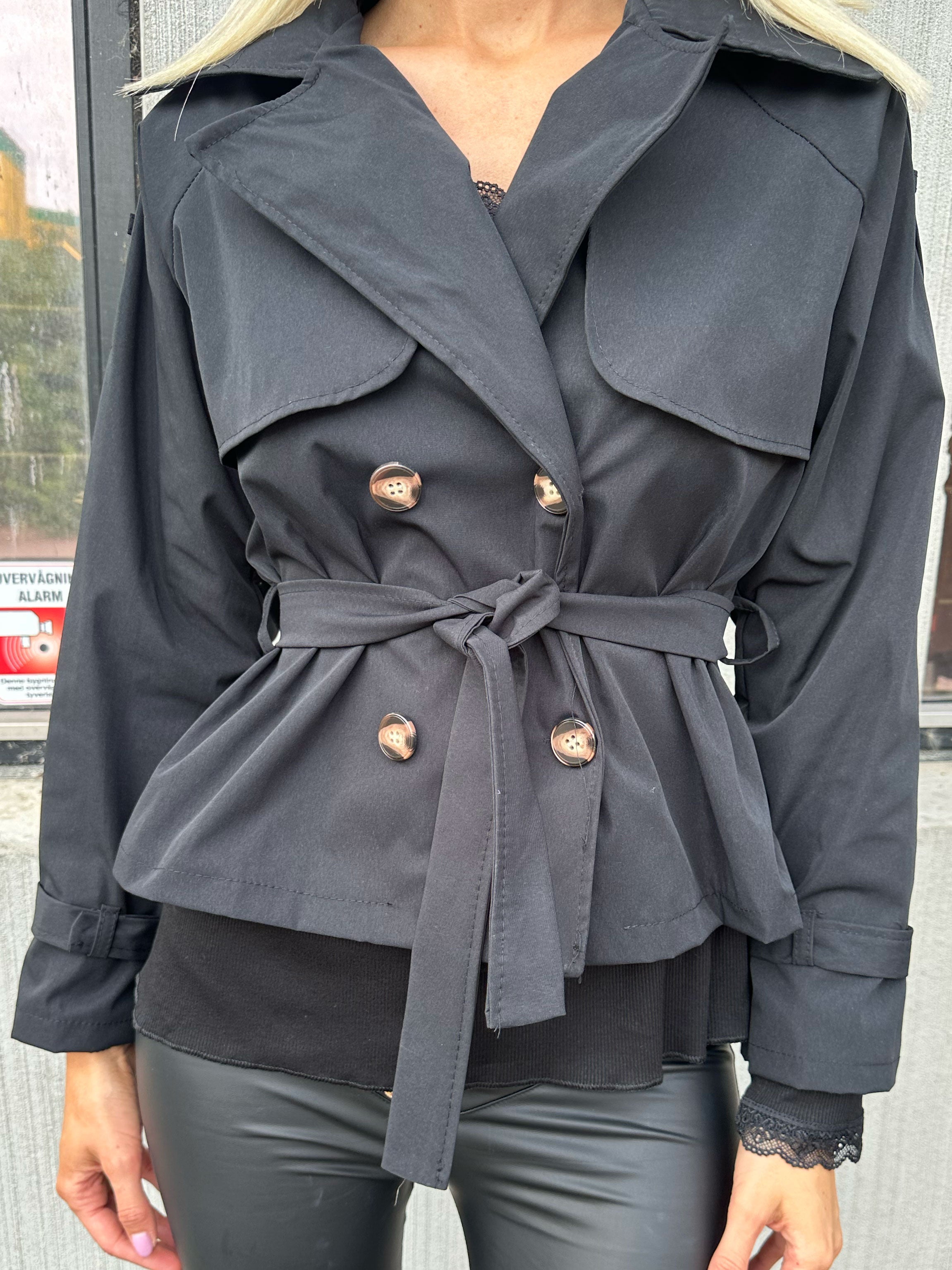 Carmen - Kort trenchcoat med knappar
